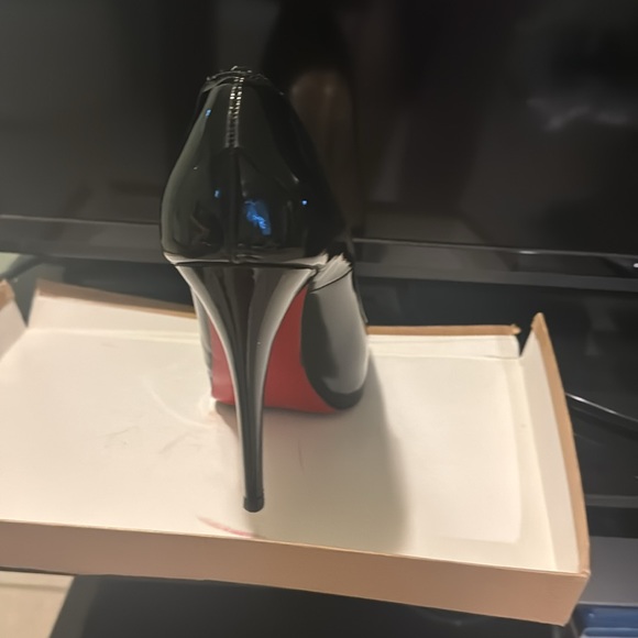 Size 42 fits more like a 10 rather than an 11. Comes with box & shoe bags - Picture 10 of 11